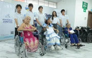 La iniciativa Rodemos Juntos entregó sus primeras sillas de ruedas en Guayaquil. La meta es dar un centenar en seis meses.