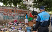 Agente metropolitano supervisa el retiro de basura en un punto de la ciudadela Los Esteros, en el sur de Guayaquil.