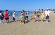 Las playas de Santa Elena se coparon de turistas desde muy temprano de este domingo en el segundo día del feriado