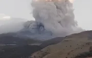 El volcán presenta expulsión de cenizas y emisión de gases.