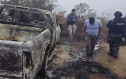 En la zona donde fueron hallados los cuerpos también habían camionetas incineradas.