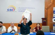 La abogada Mónica Luzárraga inscribió su candidata a la Alcaldía de Guayaquil en la Delegación Provincial Electoral del Guayas.