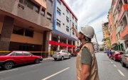 Desgaste de fachada habría provocado caída de escombros en edificio.