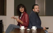 Valeska Guzmán y Andrés Olmedo interpretan a Julia y Miguel, una pareja cuya historia aborda las relaciones contemporáneas, la comunicación y los conflictos que surgen después de un encuentro en una app de citas.
