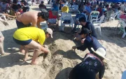 Una familia disfruta de la arena y el sol en la provincia de Santa Elena.
