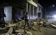 Una persona camina cerca de escombros de viviendas afectadas luego del terremoto.