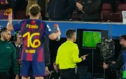 El árbitro Fracois Letexier consulta en la pantalla del VAR antes de señalar penalti a favor del Barcelona.
