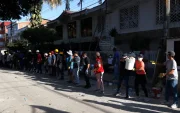 Voluntarios remueven escombros del edificio Torres del Limonar tras el terremoto de magnitud 7,4, este 11 de agosto de 2026 en Cali (Colombia).