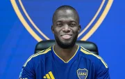 Enner Valencia luce la camiseta de Boca Juniors durante su nueva etapa en el fútbol argentino.