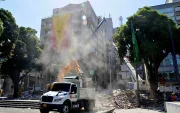 Trabajadores retiran escombros del destruido edificio de la Lotería de Risaralda en la Plaza de Bolívar tras el terremoto