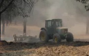 Maquinaria pesada realiza cortafuegos por el incendio de Niebla (Huelva).