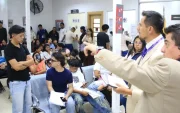 Personas esperan su turno en el Registro Civil.