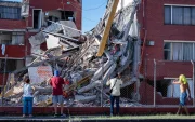 Personas observan viviendas afectadas luego de un terremoto de magnitud 7,4 este 10 de agosto de 2026, en Pereira (Colombia).