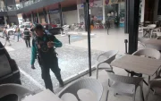 Violencia. La plaza comercial quedó manchada de sangre y con evidencias de un violento ataque armado. Hay miedo entre los que la visitan a diario.