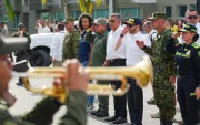 El presidente de Colombia, Abelardo de la Espriella (3-d), asiste junto al ministro de Defensa, Jorge Eduardo Mora López (4-d), y la gobernadora de Chocó, Nubia Carolina Córdoba (2-i), en un puesto de mando unificado por el terremoto de magnitud 7,4 que sacudió al país este lunes, en Quibdó (Colombia).