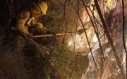 Bomberos combaten desde hace 36 horas incendios en Calacalí y Tanlahua por focos aún activos