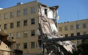Un edificio parcialmente colapsado tras el sismo en Colombia, mientras continúa la búsqueda de personas desaparecidas.