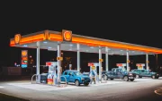 Referencial.Estación de servicio en Ecuador, donde los usuarios perciben el impacto de la reciente variación en los precios de los combustibles.