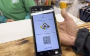 Fotografía de una persona mostrando un código QR del método de pago Pix, en Sao Paulo (Brasil).