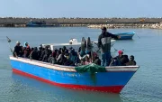 Un grupo de migrantes, rescatados en el mar por la Guardia Costera libia tras hundirse su barco en el Mediterráneo.