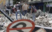 Las labores de rescate continúan en las zonas más afectadas por el terremoto, mientras aumenta el número de víctimas.