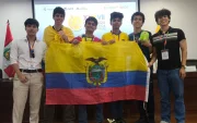 Estudiantes ecuatorianos celebran con su bandera en la Olimpiada Matemática del Cono Sur 2026.