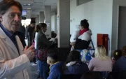 Pacientes esperan su turno para ser atendidos en un hospital de Argentina.