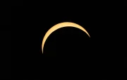 La Luna pasa frente al Sol durante un eclipse solar parcial sobre Greenwich Park, en Londres (Reino Unido), el 12 de agosto de 2026.