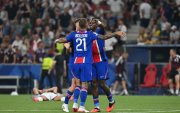 Willian Pacho celebra con sus compañeros en la Supercopa de Europa 2026.