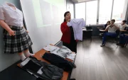Gardenia González, docente de psicopedagogía en la Universidad Laica, muestra las prendas terapéuticas elaboradas como parte de la jornada académica ProInspira.