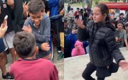 Jóvenes participan en un campeonato de farmear aura en Brasil, donde el público elige al ganador por sus bailes, poses y gestos.