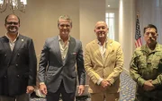 Pete Hegseth con las autoridades ecuatorianas