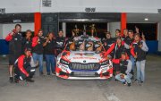 Alfonso Quirola celebrando con parte de los 14 técnicos que integran su equipo.