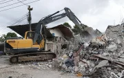 Maquinaria removiendo escombros de una edificación afectada por el terremoto de magnitud 7,4 en Quibdó, Colombia.