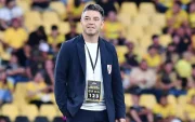 Marcelo Gallardo da indicaciones desde el banquillo de River Plate durante un partido.
