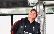Marcelo Gallardo juega con un balón durante su etapa como futbolista de River Plate.