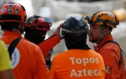 Integrantes de una brigada de Los Topos Aztecas mexicanos habla este miércoles, durante una jornada de búsqueda y rescate en Cali (Colombia).