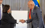Expresidenta de la Asamblea Nacional de Venezuela (2015), Dinorah Figuera, y el presidente del Parlamento, Jorge Rodríguez, en la última sesión de la mesa de diálogo este miércoles, en Caracas (Venezuela).