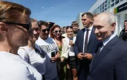 El presidente ruso Vladimir Putin (derecha) se reúne con residentes locales en la isla de Iturup, región de Sajalín, Rusia, el 13 de agosto de 2026. (Rusia)