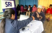 Adultos mayores y personas con discapacidad solicitan rebaja vehicular en línea mediante el SRI.