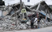 Personas observan un edificio destruido por el terremoto en Quibdó, Colombia.