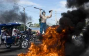 Manifestantes bloquean con escombros la carretera Federico Basadre, en Pucallpa (Perú).