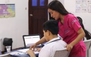 Un maestro sombra es un profesional que acompaña de forma personalizada a un estudiante con necesidades educativas especiales.