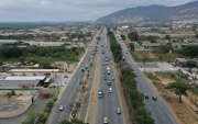 Moradores de Vía a la Costa piden mayor control del tránsito y planificación ante el crecimiento urbano y comercial de la zona.