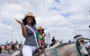 Las candidatas participaron de una cabalgata por las calles de la ciudad de Santa Elena