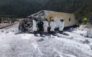 Imagen referencial. En abril pasado, en Guayllabamba, un bus se impactó contra un camión que transportaba pintura.