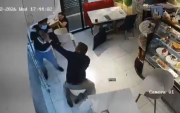 Un abogado forcejeó con un sospechoso que habría intentado atacarlo a él y a un fiscal en una cafetería de Machala.