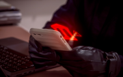 Apple ha enviado una nueva tanda de notificaciones a los clientes que sospecha que han sido víctimas de software espía capaz de hackear sus dispositivos.