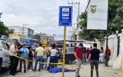 Los agentes policiales en la investigación del hecho que conmocionó a la población
