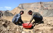 Mineros afganos separando tierra y piedras de pepitas de oro en el valle de Gulak-Dara, en la zona de Shiwa, en la provincia nororiental de Badakhshan, en Afganistán.